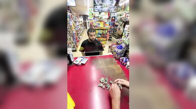 Pokladní oplácí zákazníkům stejnou mincí