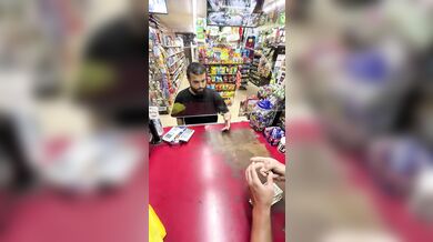 Pokladní oplácí zákazníkům stejnou mincí