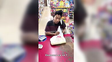 Pokladní oplácí zákazníkům stejnou mincí