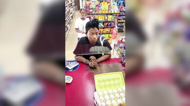 Pokladní oplácí zákazníkům stejnou mincí