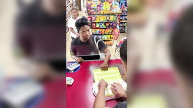 Pokladní oplácí zákazníkům stejnou mincí