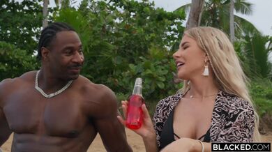 Blondýnka s křivkami Ema Karter podvádí nudného manžela s obrovským černým ptákem