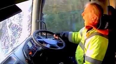 Řidič kamionu s zamlženým čelním sklem způsobil „hororovou“ pětinásobnou nehodu