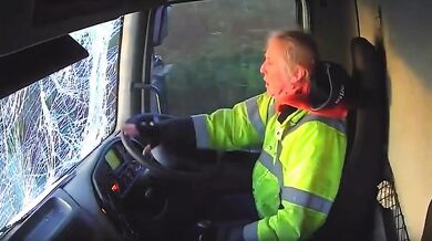 Řidič kamionu s zamlženým čelním sklem způsobil „hororovou“ pětinásobnou nehodu