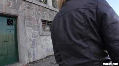 Dívka z ulice šuká s cizincem za rychlý prachy