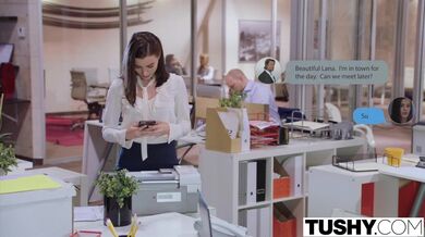 Lana Rhoades šuká se svým šéfem a klientem ve trojce