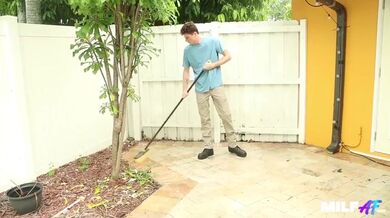 Ukradla mu ručník, aby iniciovala sex