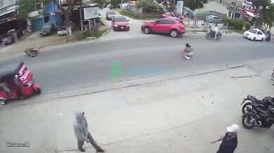 Motorkářka sražena při výjezdu z křižovatky