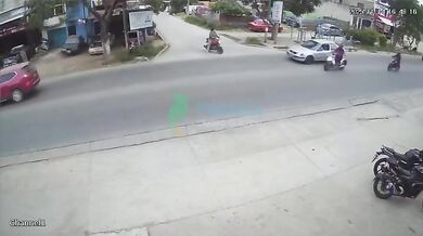 Motorkářka sražena při výjezdu z křižovatky