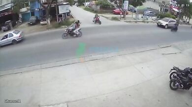 Motorkářka sražena při výjezdu z křižovatky