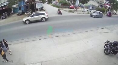 Motorkářka sražena při výjezdu z křižovatky