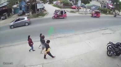 Motorkářka sražena při výjezdu z křižovatky