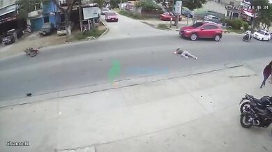 Motorkářka sražena při výjezdu z křižovatky