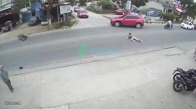 Motorkářka sražena při výjezdu z křižovatky