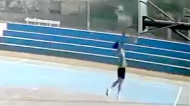 Tragická smrt mladého basketbalisty: Pád basketbalového koše ukončil kariéru nadějného hráče