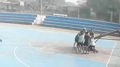 Tragická smrt mladého basketbalisty: Pád basketbalového koše ukončil kariéru nadějného hráče