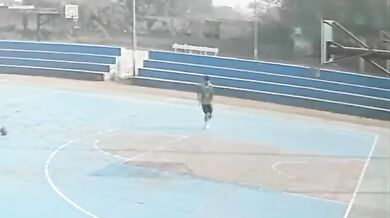 Tragická smrt mladého basketbalisty: Pád basketbalového koše ukončil kariéru nadějného hráče