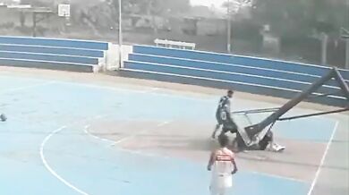 Tragická smrt mladého basketbalisty: Pád basketbalového koše ukončil kariéru nadějného hráče