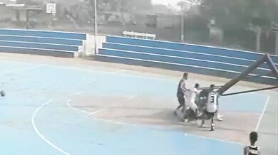 Tragická smrt mladého basketbalisty: Pád basketbalového koše ukončil kariéru nadějného hráče