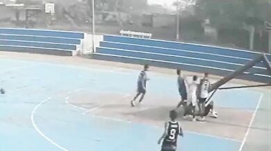 Tragická smrt mladého basketbalisty: Pád basketbalového koše ukončil kariéru nadějného hráče