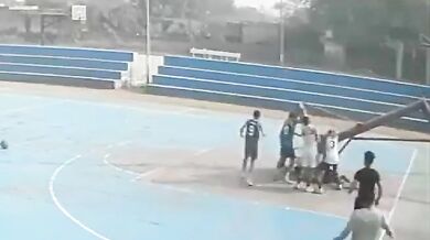 Tragická smrt mladého basketbalisty: Pád basketbalového koše ukončil kariéru nadějného hráče