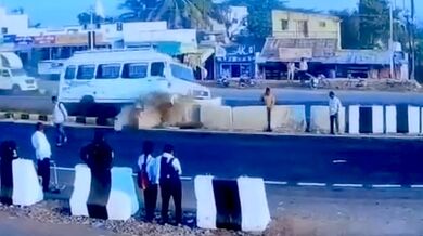 Smrtelná nehoda: Minibus narazil do dělícího pásu po ztrátě kontroly