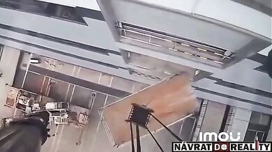 Pracovní nehoda: Pád s vysokozdvižným vozíkem