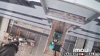 Pracovní nehoda: Pád s vysokozdvižným vozíkem