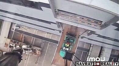 Pracovní nehoda: Pád s vysokozdvižným vozíkem