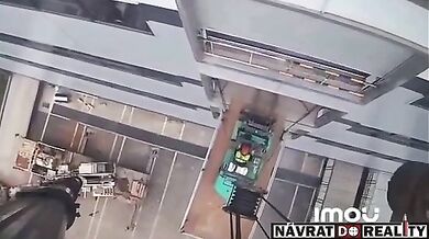 Pracovní nehoda: Pád s vysokozdvižným vozíkem