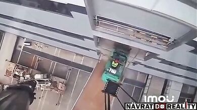 Pracovní nehoda: Pád s vysokozdvižným vozíkem