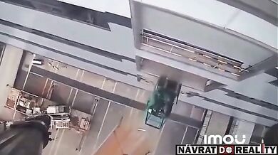 Pracovní nehoda: Pád s vysokozdvižným vozíkem