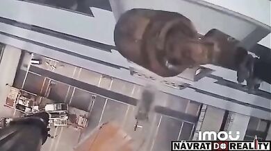 Pracovní nehoda: Pád s vysokozdvižným vozíkem