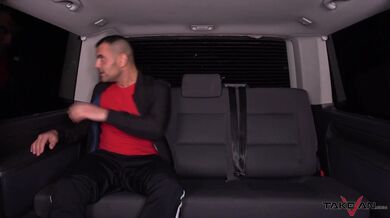 Nadržená pouliční dívka šukající v dodávce