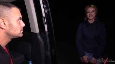 Nadržená pouliční dívka šukající v dodávce