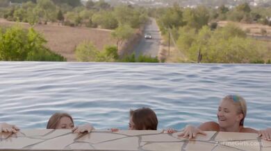 Bazénová hra mezi Patricií Patritcy, Caylou Lyons a Emmou Brown