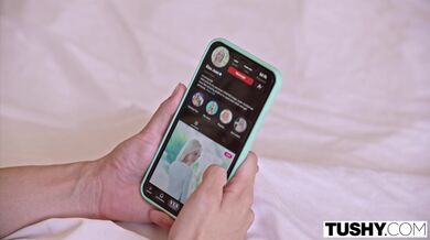 Nadržená Elsa má intenzivní anální zážitek s Emily Willis