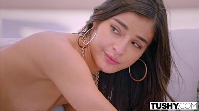 Nadržená Elsa má intenzivní anální zážitek s Emily Willis