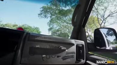 Scarlett Page nastupuje do dodávky a nabízí svůj těsný zadek k ošukání