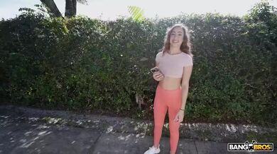 Scarlett Page nastupuje do dodávky a nabízí svůj těsný zadek k ošukání