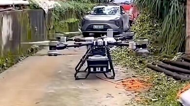 Start obřího dronu z úzké uličky...