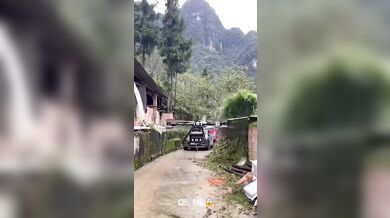 Start obřího dronu z úzké uličky...