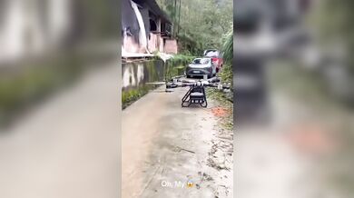 Start obřího dronu z úzké uličky...