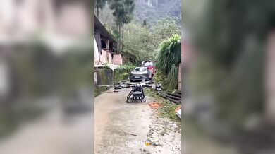 Start obřího dronu z úzké uličky...