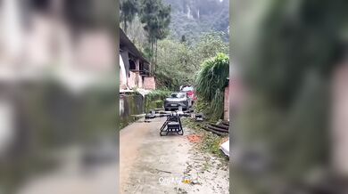 Start obřího dronu z úzké uličky...