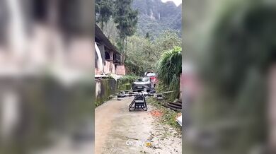 Start obřího dronu z úzké uličky...