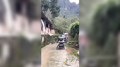 Start obřího dronu z úzké uličky...