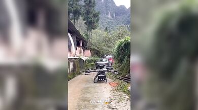 Start obřího dronu z úzké uličky...