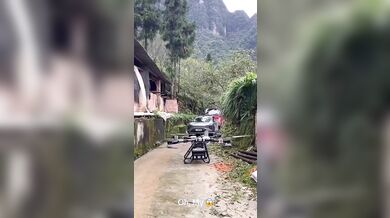 Start obřího dronu z úzké uličky...