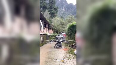 Start obřího dronu z úzké uličky...